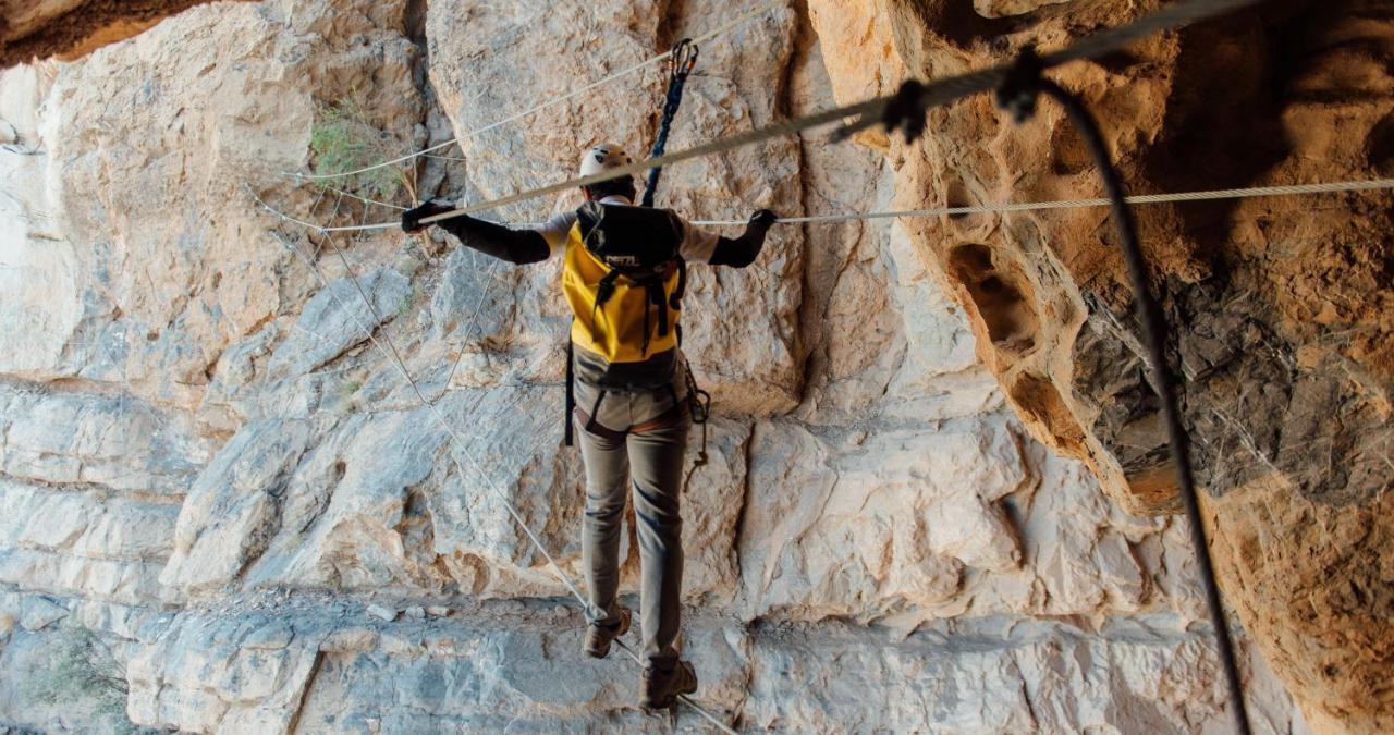 Alila Jabal Akhdar Hotel Al Khutaym Екстериор снимка A climber on the summit of Mount Everest